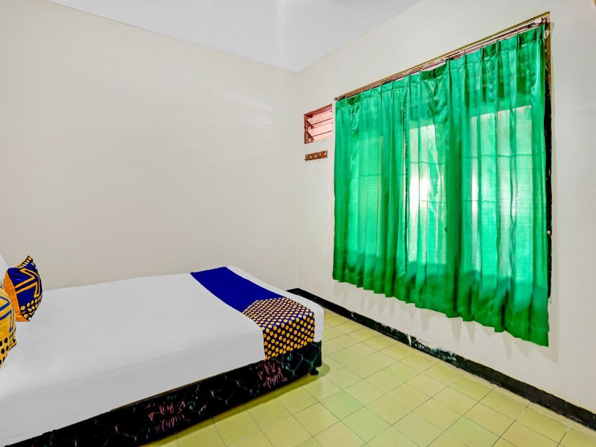 Spot On 90098 Anak Mama Guesthouse Sidoarjo Exterior photo